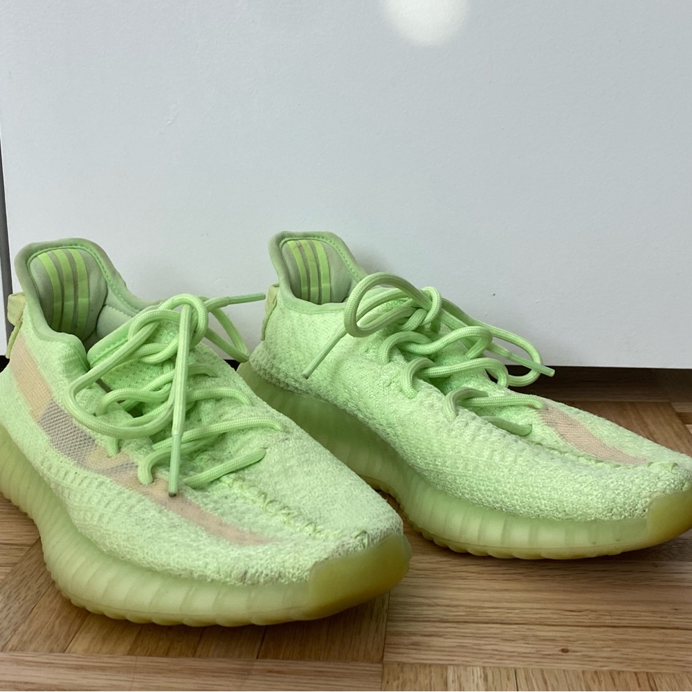 Yeezy 350 v2 glow sneakers size 6M/7W